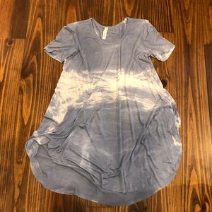 Blue/white tie dye top. Small